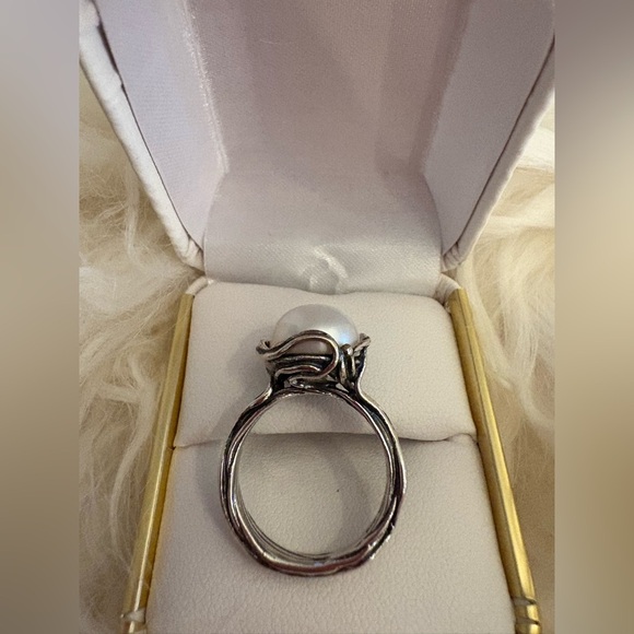 Elegant Silver Pearl Ring - Picture 3 of 4